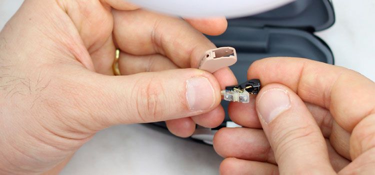 Как правильно выбрать и поменять батарейки на слуховом аппарате? 